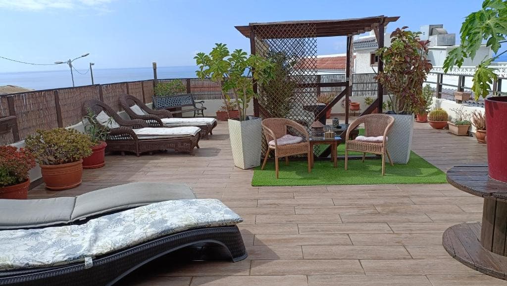 Dachterrasse mit Liegen und Pergola