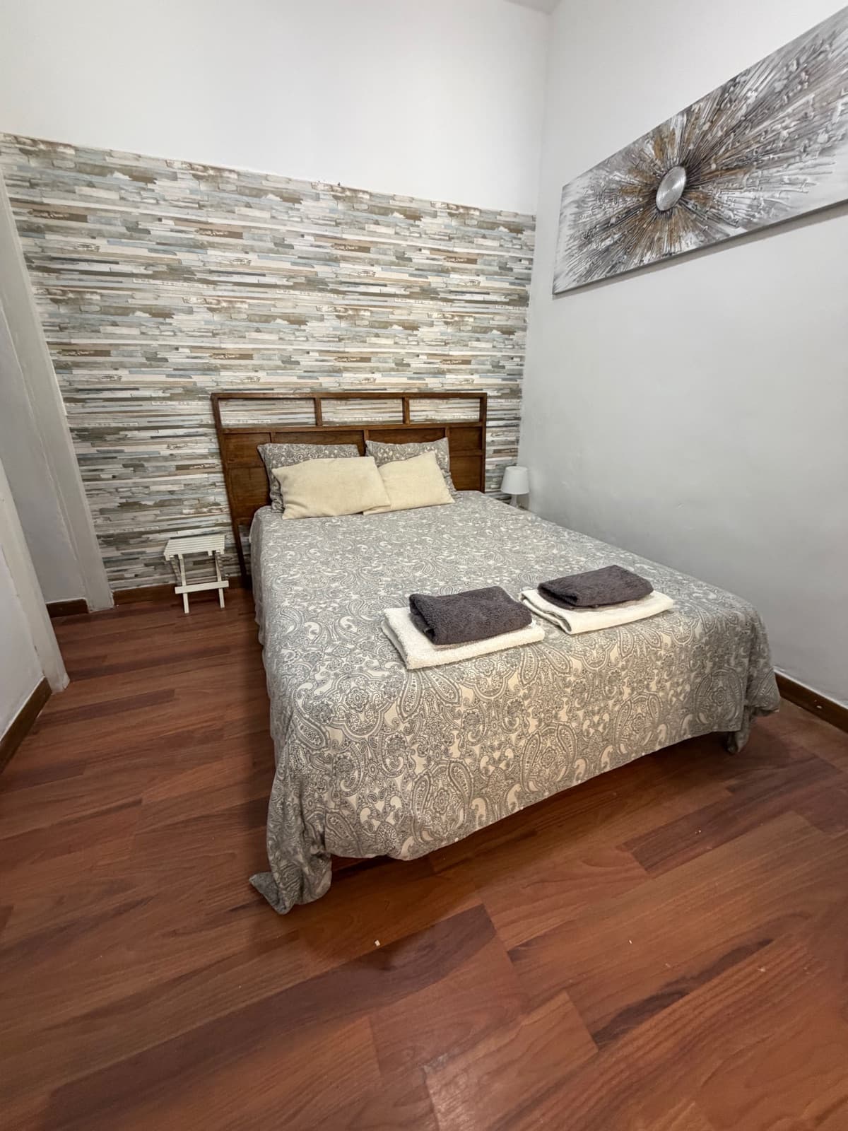 Schlafzimmer mit Doppelbett