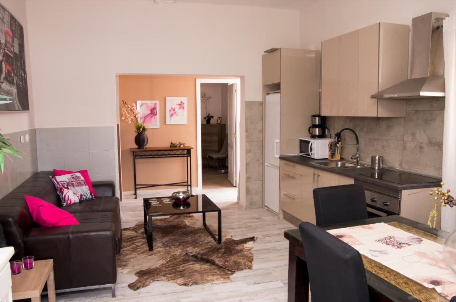 Wohnzimmer mit Sofa und Durchgang